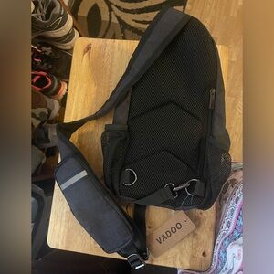 VADOO Sling Bag - Anti-theft Crossbody Shoulder Bag for Men and Women
